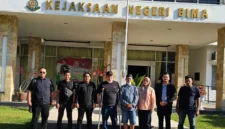 Penyidik Dittipidnarkoba Bareskrim Polri menyerahkan tersangka dan barang bukti kasus narkoba kepada Kejaksaan Negeri Bima. (Posnews/Ist)
