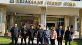 Penyidik Dittipidnarkoba Bareskrim Polri menyerahkan tersangka dan barang bukti kasus narkoba kepada Kejaksaan Negeri Bima. (Posnews/Ist)
