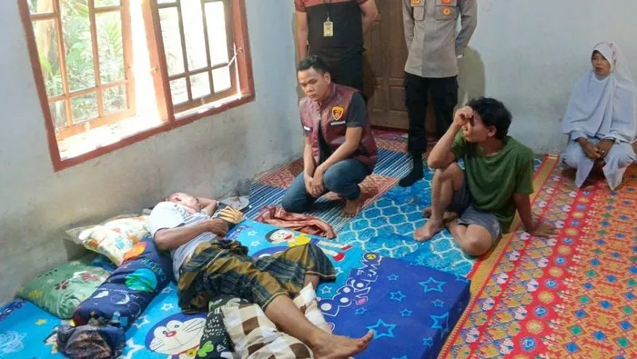 Petani Musi Rawas mengalami luka setelah diserang beruang liar saat bekerja di kebun di Sumatera Selatan. (Posnews/Ist)