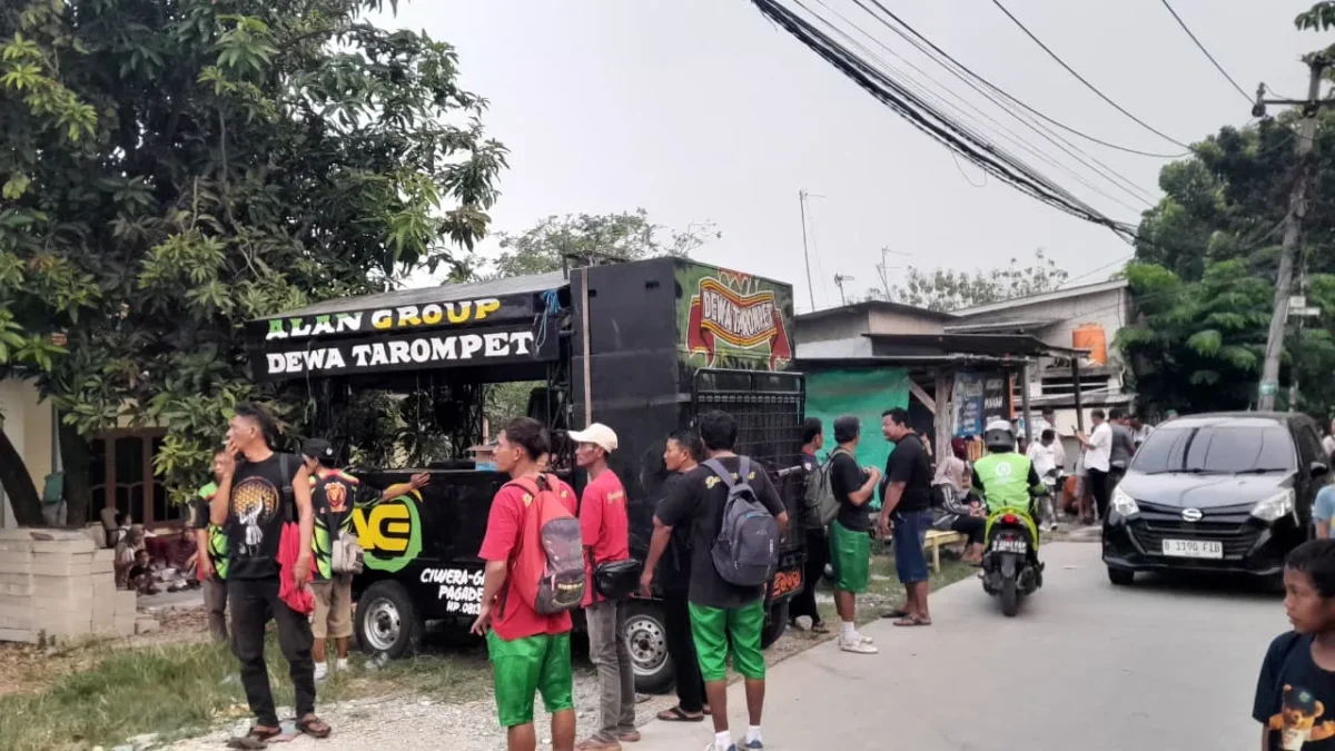 Petugas kepolisian melakukan olah TKP setelah tiga peserta pertunjukan sisingaan tersengat listrik di Cikarang Utara, Kabupaten Bekasi. (Posnews/Ist)