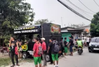 Petugas kepolisian melakukan olah TKP setelah tiga peserta pertunjukan sisingaan tersengat listrik di Cikarang Utara, Kabupaten Bekasi. (Posnews/Ist)