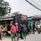 Petugas kepolisian melakukan olah TKP setelah tiga peserta pertunjukan sisingaan tersengat listrik di Cikarang Utara, Kabupaten Bekasi. (Posnews/Ist)
