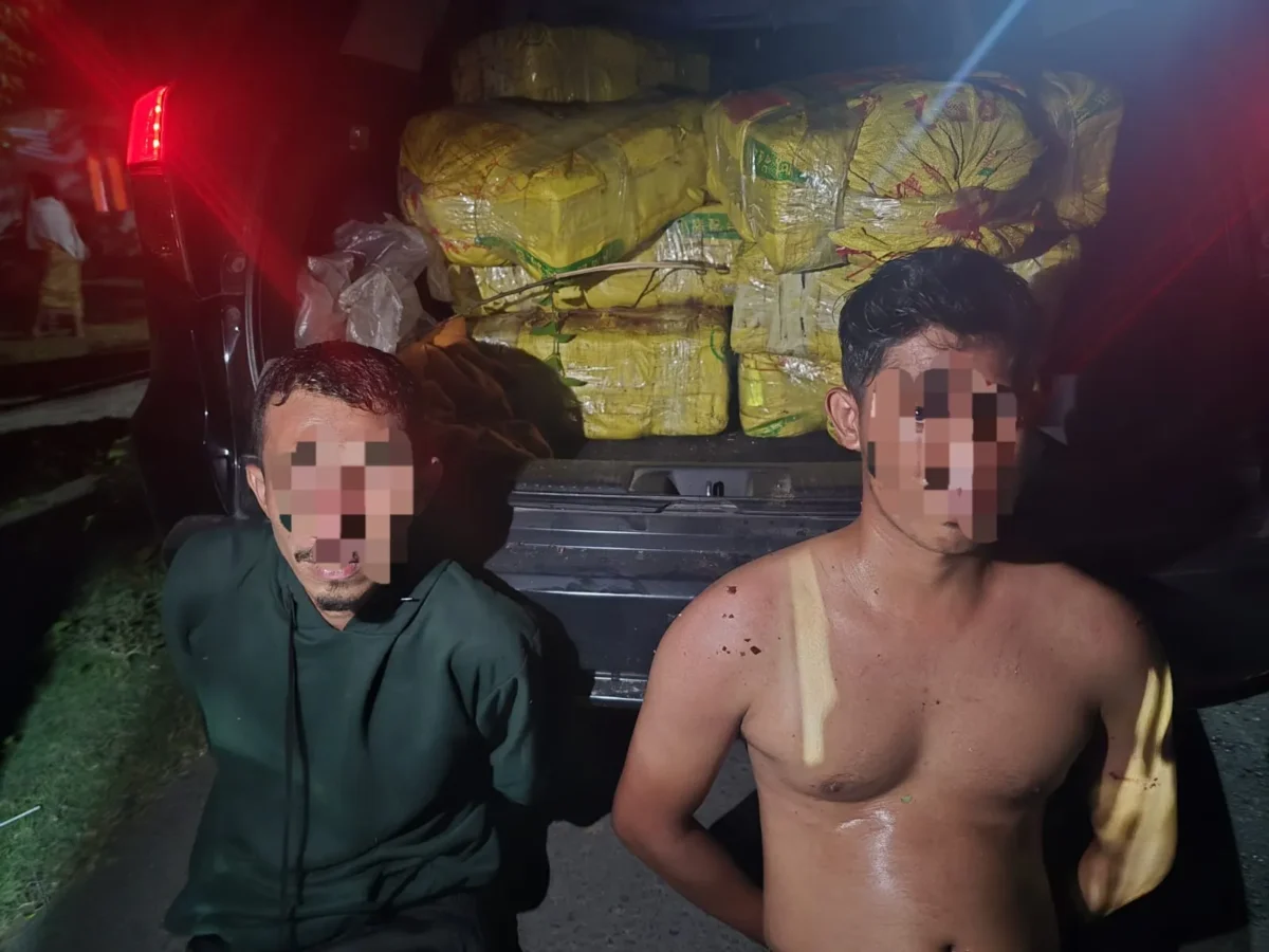 Bareskrim Polri memperlihatkan dua tersangka berikut barang bukti 325 kilogram sabu diangkut menggunakan mobil yang disita dari jaringan narkotika internasional Thailand-Aceh di Lhokseumawe, Aceh. (Posnews/Ist)