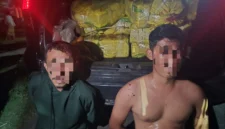 Bareskrim Polri memperlihatkan dua tersangka berikut barang bukti 325 kilogram sabu diangkut menggunakan mobil yang disita dari jaringan narkotika internasional Thailand-Aceh di Lhokseumawe, Aceh. (Posnews/Ist)