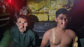 Bareskrim Polri memperlihatkan dua tersangka berikut barang bukti 325 kilogram sabu diangkut menggunakan mobil yang disita dari jaringan narkotika internasional Thailand-Aceh di Lhokseumawe, Aceh. (Posnews/Ist)