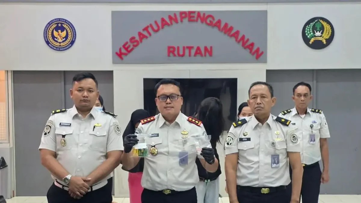 Petugas Rutan Salemba menunjukkan barang bukti narkoba yang diselundupkan saat jam kunjungan. (Posnews/Ist)