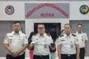 Petugas Rutan Salemba menunjukkan barang bukti narkoba yang diselundupkan saat jam kunjungan. (Posnews/Ist)