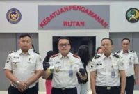 Petugas Rutan Salemba menunjukkan barang bukti narkoba yang diselundupkan saat jam kunjungan. (Posnews/Ist)