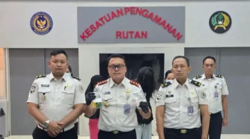 Petugas Rutan Salemba menunjukkan barang bukti narkoba yang diselundupkan saat jam kunjungan. (Posnews/Ist)