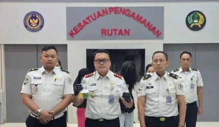 Petugas Rutan Salemba menunjukkan barang bukti narkoba yang diselundupkan saat jam kunjungan.