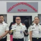 Petugas Rutan Salemba menunjukkan barang bukti narkoba yang diselundupkan saat jam kunjungan. (Posnews/Ist)