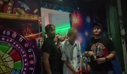Petugas Polda Metro Jaya mengamankan mesin permainan yang diduga digunakan sebagai sarana judi saat menggerebek arena permainan berkedok timezone di Penjaringan, Jakarta Utara, dan Kalideres, Jakarta Barat.