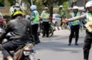 Ilustrasi, petugas Ditlantas Polda Metro Jaya melakukan pemeriksaan kendaraan dalam pelaksanaan Operasi Patuh Jaya 2026 yang berlangsung pada 8-21 Juni 2026 di Jakarta. (Posnews/Ist)
