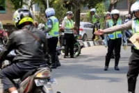 Ilustrasi, petugas Ditlantas Polda Metro Jaya melakukan pemeriksaan kendaraan dalam pelaksanaan Operasi Patuh Jaya 2026 yang berlangsung pada 8-21 Juni 2026 di Jakarta. (Posnews/Ist)
