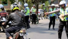 Ilustrasi, petugas Ditlantas Polda Metro Jaya melakukan pemeriksaan kendaraan dalam pelaksanaan Operasi Patuh Jaya 2026 yang berlangsung pada 8-21 Juni 2026 di Jakarta. (Posnews/Ist)