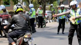 Ilustrasi, petugas Ditlantas Polda Metro Jaya melakukan pemeriksaan kendaraan dalam pelaksanaan Operasi Patuh Jaya 2026 yang berlangsung pada 8-21 Juni 2026 di Jakarta. (Posnews/Ist)
