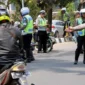 Ilustrasi, petugas Ditlantas Polda Metro Jaya melakukan pemeriksaan kendaraan dalam pelaksanaan Operasi Patuh Jaya 2026 yang berlangsung pada 8-21 Juni 2026 di Jakarta. (Posnews/Ist)
