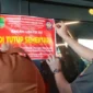 Petugas Satpol PP Kabupaten Karawang memasang segel di Helen's Night Mart setelah menemukan dugaan pesta gay, penjualan minuman beralkohol tanpa izin, dan pelanggaran dokumen bangunan. (Posnews/Ist)