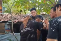 Polisi menangkap pelaku perampokan minimarket di Bekasi yang menodong kasir, menyekap karyawan, dan membawa kabur uang tunai Rp12,1 juta. (Posnews/Ist)