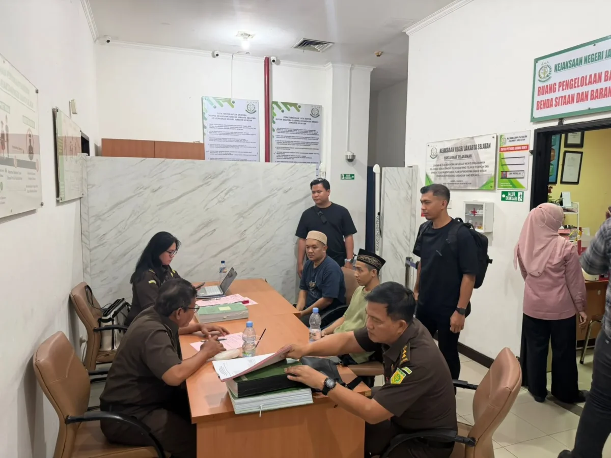 Petugas Subdit IV Dittipidnarkoba Bareskrim Polri menyerahkan tersangka dan barang bukti narkotika berupa sabu dan vape etomidate kepada Jaksa Penuntut Umum di Kejaksaan Negeri Jakarta Selatan dalam proses tahap II. (Posnews/Ist)