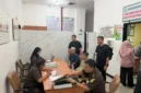 Petugas Subdit IV Dittipidnarkoba Bareskrim Polri menyerahkan tersangka dan barang bukti narkotika berupa sabu dan vape etomidate kepada Jaksa Penuntut Umum di Kejaksaan Negeri Jakarta Selatan dalam proses tahap II. (Posnews/Ist)