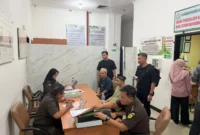 Petugas Subdit IV Dittipidnarkoba Bareskrim Polri menyerahkan tersangka dan barang bukti narkotika berupa sabu dan vape etomidate kepada Jaksa Penuntut Umum di Kejaksaan Negeri Jakarta Selatan dalam proses tahap II. (Posnews/Ist)