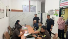 Petugas Subdit IV Dittipidnarkoba Bareskrim Polri menyerahkan tersangka dan barang bukti narkotika berupa sabu dan vape etomidate kepada Jaksa Penuntut Umum di Kejaksaan Negeri Jakarta Selatan dalam proses tahap II. (Posnews/Ist)