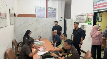 Petugas Subdit IV Dittipidnarkoba Bareskrim Polri menyerahkan tersangka dan barang bukti narkotika berupa sabu dan vape etomidate kepada Jaksa Penuntut Umum di Kejaksaan Negeri Jakarta Selatan dalam proses tahap II. (Posnews/Ist)