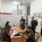 Petugas Subdit IV Dittipidnarkoba Bareskrim Polri menyerahkan tersangka dan barang bukti narkotika berupa sabu dan vape etomidate kepada Jaksa Penuntut Umum di Kejaksaan Negeri Jakarta Selatan dalam proses tahap II. (Posnews/Ist)