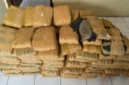 Polisi menunjukkan ratusan paket ganja seberat 112 kilogram yang ditemukan dalam mobil Toyota Avanza usai kecelakaan di Tapanuli Utara, Sumatera Utara. (Posnews/Ist)