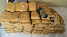 Polisi menunjukkan ratusan paket ganja seberat 112 kilogram yang ditemukan dalam mobil Toyota Avanza usai kecelakaan di Tapanuli Utara, Sumatera Utara. (Posnews/Ist)
