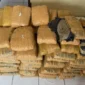 Polisi menunjukkan ratusan paket ganja seberat 112 kilogram yang ditemukan dalam mobil Toyota Avanza usai kecelakaan di Tapanuli Utara, Sumatera Utara. (Posnews/Ist)