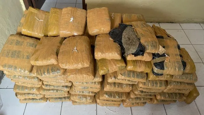 Polisi menunjukkan ratusan paket ganja seberat 112 kilogram yang ditemukan dalam mobil Toyota Avanza usai kecelakaan di Tapanuli Utara, Sumatera Utara. (Posnews/Ist)