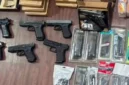 Polisi menunjukkan barang bukti 15 pucuk airgun dan ratusan perlengkapan yang disita dari reseller ilegal di Pelabuhan Tanjung Priok, Jakarta Utara. (Posnews/Ist)