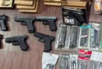 Polisi menunjukkan barang bukti 15 pucuk airgun dan ratusan perlengkapan yang disita dari reseller ilegal di Pelabuhan Tanjung Priok, Jakarta Utara. (Posnews/Ist)