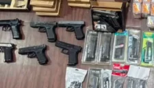 Polisi menunjukkan barang bukti 15 pucuk airgun dan ratusan perlengkapan yang disita dari reseller ilegal di Pelabuhan Tanjung Priok, Jakarta Utara. (Posnews/Ist)