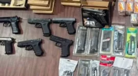 Polisi menunjukkan barang bukti 15 pucuk airgun dan ratusan perlengkapan yang disita dari reseller ilegal di Pelabuhan Tanjung Priok, Jakarta Utara. (Posnews/Ist)