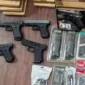 Polisi menunjukkan barang bukti 15 pucuk airgun dan ratusan perlengkapan yang disita dari reseller ilegal di Pelabuhan Tanjung Priok, Jakarta Utara. (Posnews/Ist)