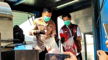 Kapolres Pelabuhan Tanjung Priok AKBP Aris Wibowo memusnahkan barang bukti sabu, etomidate, ekstasi, dan obat keras hasil pengungkapan sepanjang Januari-Juni 2026. (Posnews/MR)
