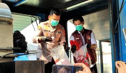 Kapolres Pelabuhan Tanjung Priok AKBP Aris Wibowo memusnahkan barang bukti sabu, etomidate, ekstasi, dan obat keras hasil pengungkapan sepanjang Januari-Juni 2026.