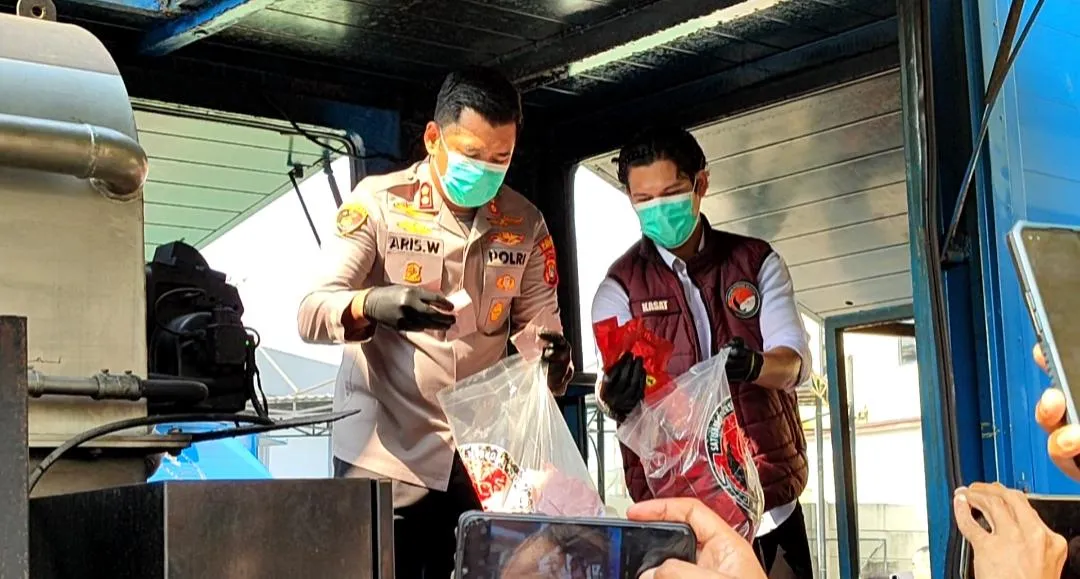 Kapolres Pelabuhan Tanjung Priok AKBP Aris Wibowo memusnahkan barang bukti sabu, etomidate, ekstasi, dan obat keras hasil pengungkapan sepanjang Januari-Juni 2026. (Posnews/MR)
