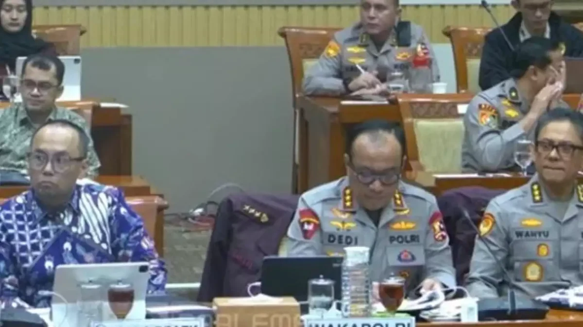 Wakapolri Komjen Pol Dedi Prasetyo memaparkan usulan tambahan anggaran Polri sebesar Rp66,1 triliun dalam rapat kerja bersama Komisi III DPR RI di Kompleks Parlemen, Senayan, Jakarta. (Posnews/DPR)