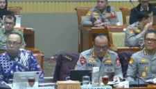 Wakapolri Komjen Pol Dedi Prasetyo memaparkan usulan tambahan anggaran Polri sebesar Rp66,1 triliun dalam rapat kerja bersama Komisi III DPR RI di Kompleks Parlemen, Senayan, Jakarta. (Posnews/DPR)