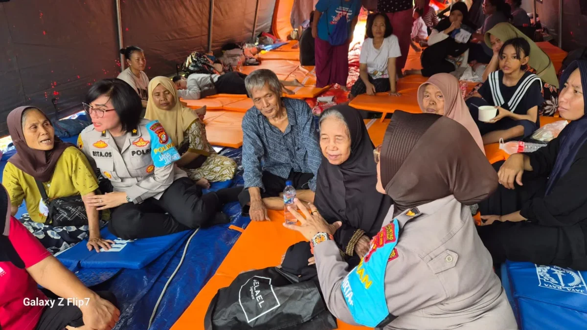Polwan Jaga Jakarta membagikan bantuan logistik dan memberikan trauma healing kepada warga korban kebakaran di Pasar Jiung, Kemayoran, Jakarta Pusat. (Posnews/Ist)