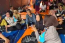 Polwan Jaga Jakarta membagikan bantuan logistik dan memberikan trauma healing kepada warga korban kebakaran di Pasar Jiung, Kemayoran, Jakarta Pusat. (Posnews/Ist)