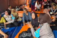 Polwan Jaga Jakarta membagikan bantuan logistik dan memberikan trauma healing kepada warga korban kebakaran di Pasar Jiung, Kemayoran, Jakarta Pusat. (Posnews/Ist)