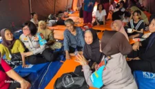 Polwan Jaga Jakarta membagikan bantuan logistik dan memberikan trauma healing kepada warga korban kebakaran di Pasar Jiung, Kemayoran, Jakarta Pusat. (Posnews/Ist)