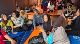 Polwan Jaga Jakarta membagikan bantuan logistik dan memberikan trauma healing kepada warga korban kebakaran di Pasar Jiung, Kemayoran, Jakarta Pusat. (Posnews/Ist)