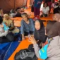 Polwan Jaga Jakarta membagikan bantuan logistik dan memberikan trauma healing kepada warga korban kebakaran di Pasar Jiung, Kemayoran, Jakarta Pusat. (Posnews/Ist)