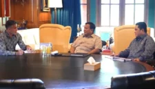 Presiden Prabowo Subianto bertemu Erick Thohir dan pelatih Timnas Indonesia John Herdman di Hambalang untuk membahas strategi dan persiapan menuju Piala Dunia 2030. (Posnews/Ist)